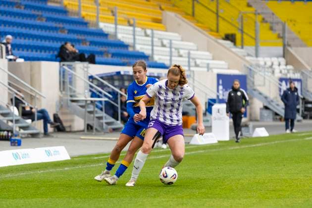 Google Pixel Frauen-Bundesliga: FC Carl Zeiss Jena vs. SGS Essen; Jena; 09.11.2025 Lisa Gora ( 16; FC Carl Zeiss Jena) gegen Laura Pucks ( 15; SGS Essen) Google Pixel Frauen-Bundesliga: FC Carl Zeiss Jena vs. SGS Essen; ad hoc arena im Ernst-Abbe-Sportfeld; 09.11.2025 Copyright: xBEAUTIFULxSPORTS Duehringx