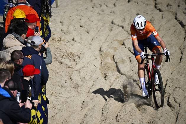 Dutch Leonie Bentveld pictured in action during the U23 women race at the UEC Cyclocross European Championships, Sunday 09 November 2025, in Middelkerke. JASPERxJACOBS  x140400936x