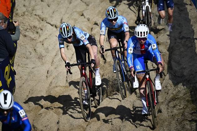 Belgian Shanyl De Schoesitter, Belgian Ilken Seynave and Czech Katerina Hladikova pictured in action during the U23 women race at the UEC Cyclocross European Championships, Sunday 09 November 2025, in Middelkerke. JASPERxJACOBS  x140401036x