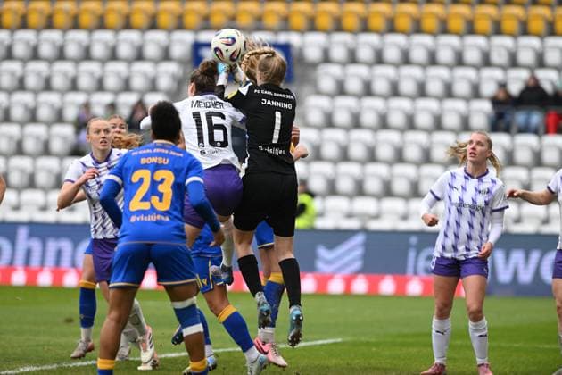 RECORD DATE NOT STATED Kim Sindermann (1; SGS Essen) fängt den Ball im Strafraum, während Jacqueline Meißner (16; SGS Essen) und Josephine Bonsu (23; FC Carl Zeiss Jena) im Zweikampf mit Jette ter Horst (6; SGS Essen) stehen Torwart fängt Ball Copyright: xSpeedshotx