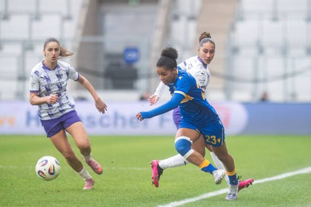 Google Pixel Frauen-Bundesliga 2025 26, 10. Spieltag am 09.11.2025 FC Carl Zeiss Jena vs SGS Essen Josephine Bonsu (Jena) im Zweikampf am Ball gegen Vanessa Fürst (Essen) ad hoc Arena im Ernst-Abbe