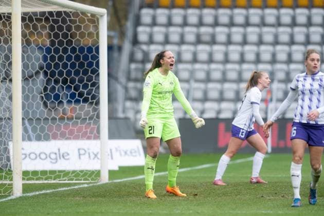 Google Pixel Frauen-Bundesliga 2025 26, 10. Spieltag am 09.11.2025 FC Carl Zeiss Jena vs SGS Essen Mitte: Torfrau Luisa Palmen (Essen) schreit und jubelt nach mehreren erfolgreichen Paraden ad hoc Arena im Ernst-Abbe