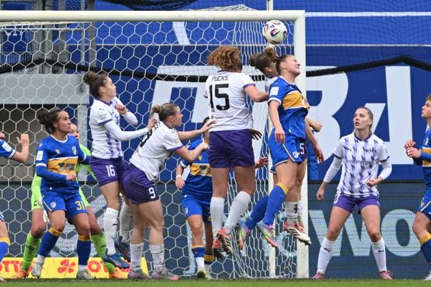 RECORD DATE NOT STATED Maike Berentzen (13; SGS Essen) und Nelly Juckel (31; FC Carl Zeiss Jena) springen im Strafraum zum Kopfballkampf Kopfballkampf im Strafraum Copyright: xSpeedshotx