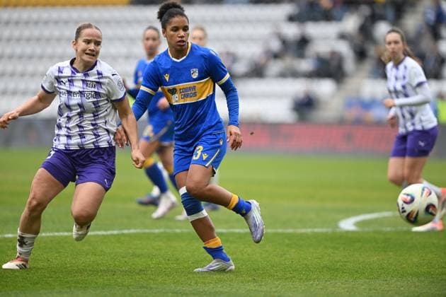 RECORD DATE NOT STATED Josephine Bonsu (23; FC Carl Zeiss Jena) im Zweikampf mit Paulina Platner (25; SGS Essen) um den Ball Zweikampf um den Ball Copyright: xSpeedshotx
