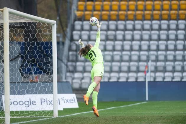 Google Pixel Frauen-Bundesliga 2025 26, 10. Spieltag am 09.11.2025 FC Carl Zeiss Jena vs SGS Essen Torfrau Luisa Palmen (Essen) lenkt einen Schuss mit der rechten Hand über den Querbalken ad hoc Arena im Ernst-Abbe