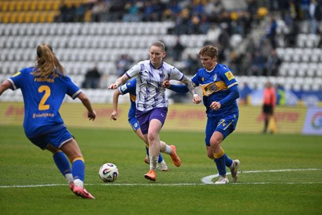 RECORD DATE NOT STATED Natasha Kowalski (10; SGS Essen) mit Ball, während Gwen Mummert (27; FC Carl Zeiss Jena) verteidigt Zweikampf um Ball Copyright: xSpeedshotx