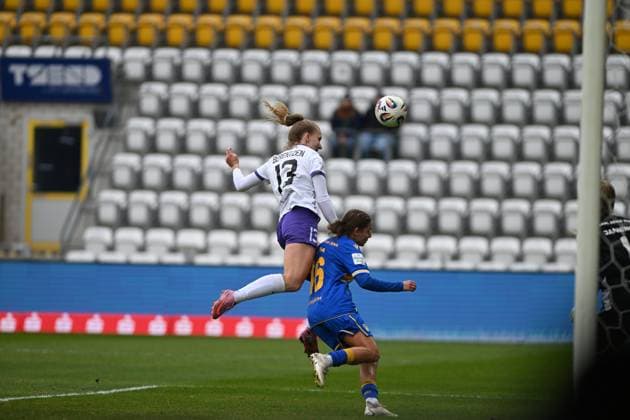 RECORD DATE NOT STATED Maike Berentzen (13; SGS Essen) steigt zum Kopfball, während Isabella Jaron (24; FC Carl Zeiss Jena) verteidigt und Jasmin Janning (1; FC Carl Zeiss Jena) im Tor bereitsteht Kopfball-Duell vor dem Tor Copyright: xSpeedshotx