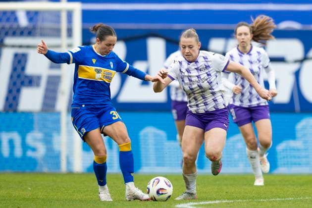Google Pixel Frauen-Bundesliga: FC Carl Zeiss Jena vs. SGS Essen; Jena; 09.11.2025 Ramona Maier ( 9; SGS Essen) gegen Elena Mühlemann ( 30; FC Carl Zeiss Jena) Google Pixel Frauen-Bundesliga: FC Carl Zeiss Jena vs. SGS Essen; ad hoc arena im Ernst-Abbe-Sportfeld; 09.11.2025 Copyright: xBEAUTIFULxSPORTS Duehringx