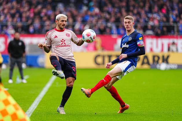 Matthias Zimmermann (Fortuna Duesseldorf, 25), Alexander Bernhardsson (Holstein Kiel, 11) GER, Holstein Kiel vs. Fortuna Duesseldorf, Fussball, 2. Bundesliga, Spieltag 12, Saison 2025 2026, 09.11.2025 DFL REGULATIONS PROHIBIT ANY USE OF PHOTOGRAPHS AS IMAGE SEQUENCES AND OR QUASI-VIDEO GER, Holstein Kiel vs. Fortuna Duesseldorf, Fussball, 2. Bundesliga, Spieltag 12, Saison 2025 2026, 09.11.2025 Kiel Copyright: xEibner-Pressefoto MarcelxvonxFehrnx EP_MFN