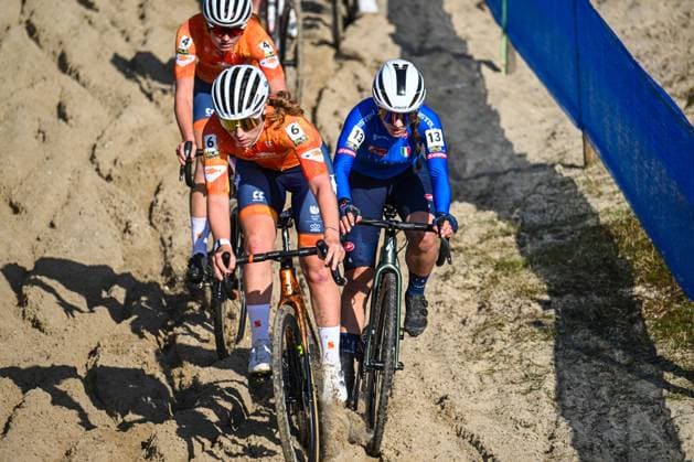 2025 UEC Cyclo-Cross EC - Women U23 MIDDELKERKE, BELGIUM - NOVEMBER 09 : Molengraaf Lauren (NLD), Ferri Elisa (ITA) in action during the 2025 UEC Cyclo-Cross European Championships for Women U23 on November 09, 2025 in Middelkerke, Belgium, 09 11 2025 Middelkerke Belgium  Copyright: xNicoxVereeckenx