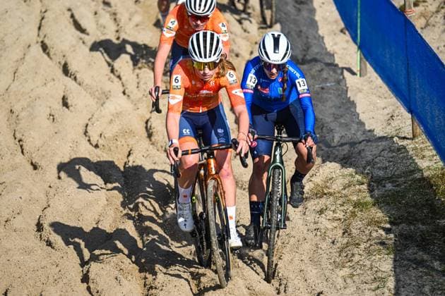2025 UEC Cyclo-Cross EC - Women U23 MIDDELKERKE, BELGIUM - NOVEMBER 09 : Molengraaf Lauren (NLD), Ferri Elisa (ITA) in action during the 2025 UEC Cyclo-Cross European Championships for Women U23 on November 09, 2025 in Middelkerke, Belgium, 09 11 2025 Middelkerke Belgium  Copyright: xNicoxVereeckenx