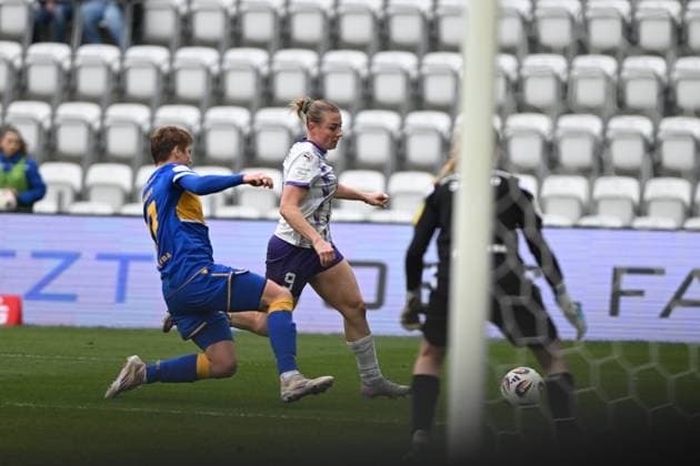 RECORD DATE NOT STATED Ramona Maier (9; SGS Essen) im Angriff vor dem Tor, während die Abwehr und Torwart von FC Carl Zeiss Jena verteidigen Angriff auf das Tor Copyright: xSpeedshotx