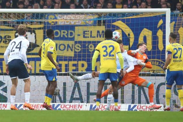 09.11.2025, xtgx, Fussball 2. Bundesliga, Eintracht Braunschweig - VfL Bochum v.l. Cajetan Lenz (Bochum, 34) schiesst Tor, schießt, Torschuetze, erzielt Tor, Treffer, scores the goal 0:1 (DFL DFB REGULATIONS PROHIBIT ANY USE OF PHOTOGRAPHS as IMAGE SEQUENCES and or QUASI-VIDEO) Braunschweig