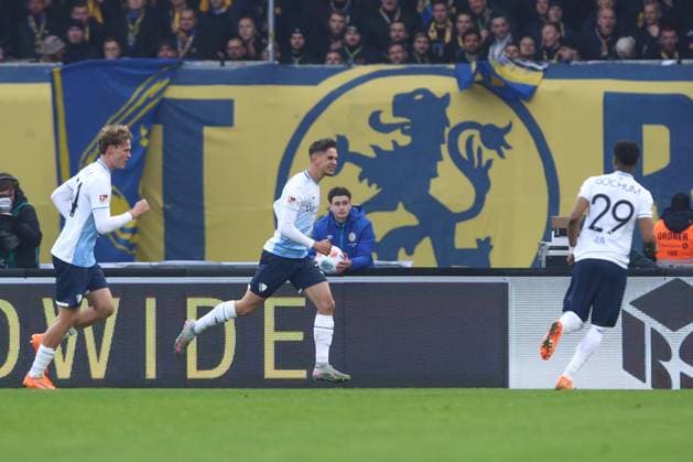 09.11.2025, xtgx, Fussball 2. Bundesliga, Eintracht Braunschweig - VfL Bochum v.l. Cajetan Lenz (Bochum, 34) Jubel, Torjubel, jubelt ueber das Tor, celebrate the goal, celebration (DFL DFB REGULATIONS PROHIBIT ANY USE OF PHOTOGRAPHS as IMAGE SEQUENCES and or QUASI-VIDEO) Braunschweig