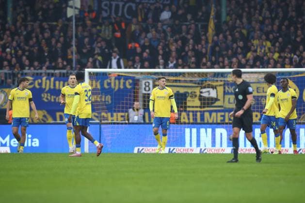 09.11.2025, xtgx, Fussball 2. Bundesliga, Eintracht Braunschweig - VfL Bochum v.l. Braunschweig enttaeuscht, enttäuscht, schaut enttaeuscht, niedergeschlagen, disappointed (DFL DFB REGULATIONS PROHIBIT ANY USE OF PHOTOGRAPHS as IMAGE SEQUENCES and or QUASI-VIDEO) Braunschweig