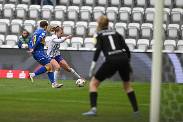 RECORD DATE NOT STATED Maike Berentzen (13; SGS Essen) im Zweikampf mit einem Gegner vor dem Tor, Torwart von FC Carl Zeiss Jena in Bereitschaft Zweikampf vor dem Tor Copyright: xSpeedshotx