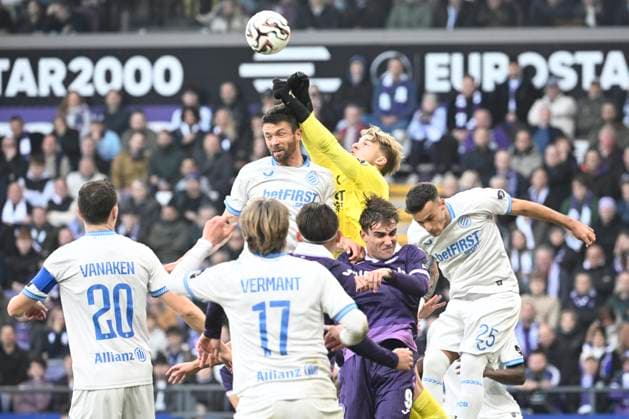 RSC Anderlecht v Club Brugge - Jupiler Pro League ANDERLECHT, BELGIUM - NOVEMBER 09 : Jackers Nordin goalkeeper of Club Brugge and Mechele Brandon defender of Club Brugge in action during the Jupiler Pro League match between RSC Anderlecht and Club Brugge on November 9, 2025 in Anderlecht, Belgium, 09 11 2025 Anderlecht Belgium  Copyright: xPeterxDexVoechtx