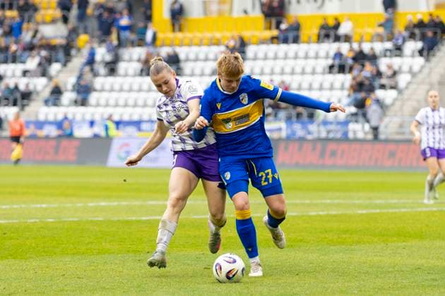 Google Pixel Frauen-Bundesliga: FC Carl Zeiss Jena vs. SGS Essen; Jena; 09.11.2025 Ramona Maier ( 9; SGS Essen) gegen Gwendolyn Mummert ( 27; FC Carl Zeiss Jena) Google Pixel Frauen-Bundesliga: FC Carl Zeiss Jena vs. SGS Essen; ad hoc arena im Ernst-Abbe-Sportfeld; 09.11.2025 Copyright: xBEAUTIFULxSPORTS Duehringx