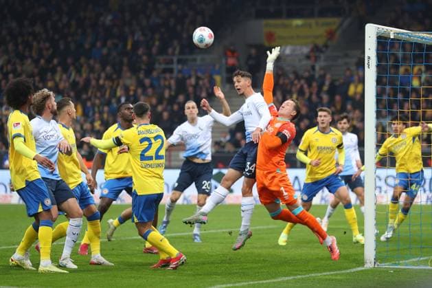 Braunschweig vs. Bochum, 2. BL Braunschweig, 09.11.2025, FUßBALL - Eintracht Braunschweig vs. VfL Bochum, 2. BL, Saison 2025 26. Cajetan Lenz (VfL Bochum) macht Kopfballtor zum 0:1, Torwart Ron-Thorben Hoffmann (Eintracht Braunschweig) Braunschweig