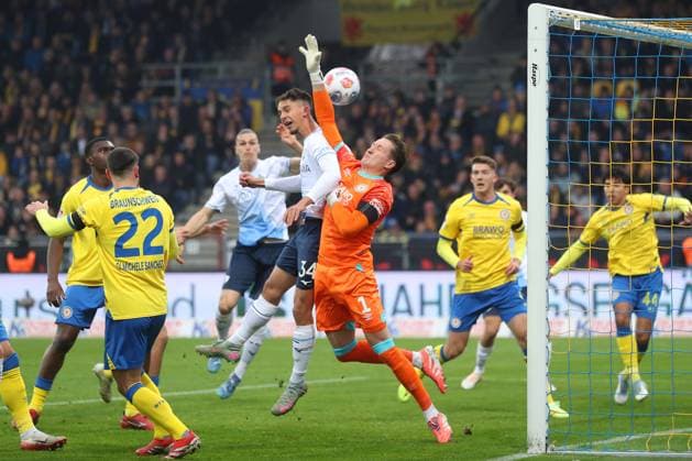 Braunschweig vs. Bochum, 2. BL Braunschweig, 09.11.2025, FUßBALL - Eintracht Braunschweig vs. VfL Bochum, 2. BL, Saison 2025 26. Cajetan Lenz (VfL Bochum) macht Kopfballtor zum 0:1, Torwart Ron-Thorben Hoffmann (Eintracht Braunschweig) Braunschweig