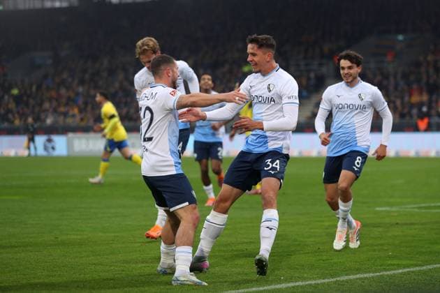 Braunschweig vs. Bochum, 2. BL Braunschweig, 09.11.2025, FUßBALL - Eintracht Braunschweig vs. VfL Bochum, 2. BL, Saison 2025 26. Cajetan Lenz (VfL Bochum) jubelt mit Mannschaftskollegen nach seinem Kopfballtor zum 0:1 Braunschweig