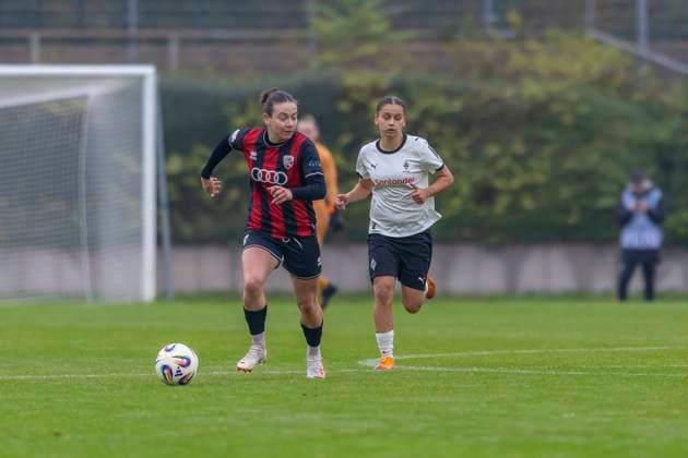 Mönchengladbach, Deutschland 09. November 2025: 2.BL - Frauen - 2025 2026 - Borussia Mönchengladbach vs. FC Ingolstadt 04 Im Bild: v. li. im Zweikampf Paula Vidovic (FCI) und Fiona Itgenshorst (BMG) Grenzland Stadion Nordrhein Westfalen Copyright: xFotostandx xSchäferx