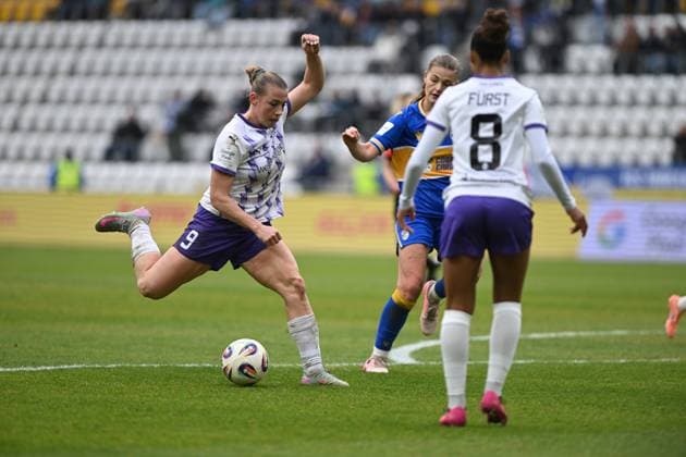 RECORD DATE NOT STATED Bente Fischer (2; FC Carl Zeiss Jena) verteidigt gegen Ramona Maier (9; SGS Essen) mit Ball Spieler mit Ball in Aktion Copyright: xSpeedshotx