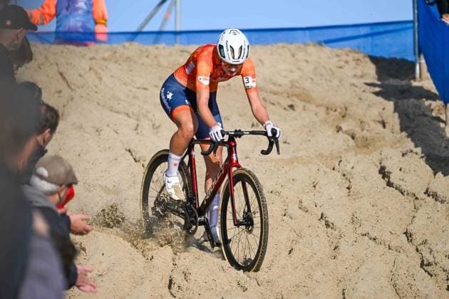 2025 UEC Cyclo-Cross EC - Women U23 MIDDELKERKE, BELGIUM - NOVEMBER 09 : Bentveld Leonie (NLD) in action during the 2025 UEC Cyclo-Cross European Championships for Women U23 on November 09, 2025 in Middelkerke, Belgium, 09 11 2025 Middelkerke Belgium  Copyright: xNicoxVereeckenx