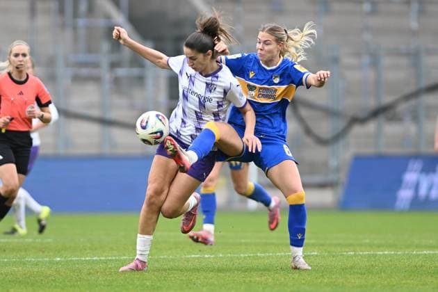 RECORD DATE NOT STATED Laureta Elmazi (11; SGS Essen) und Nike Andersson (6; FC Carl Zeiss Jena) kämpfen intensiv um den Ball Zweikampf um Ball Copyright: xSpeedshotx