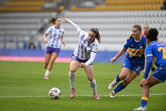 RECORD DATE NOT STATED Leonie Köpp (20; SGS Essen) mit Ball, während Bente Fischer (2; FC Carl Zeiss Jena) verteidigt Spieler am Ball Copyright: xSpeedshotx