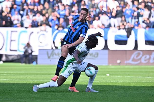 November 9, 2025, Bergamo, ITALY: Atalanta s Mario Pasalic (L) and Sassuolo s Walid Cheddira in action during the Italian Serie A soccer match Atalanta BC vs US Sassuolo at the New Balance Arena in Bergamo, Italy, 9 november 2025..ANSA MICHELE MARAVIGLIA Soccer: Serie A; Atalanta-Sassuolo  - ZUMAa110 20251109_zaf_a110_028 Copyright: xMichelexMaravigliax