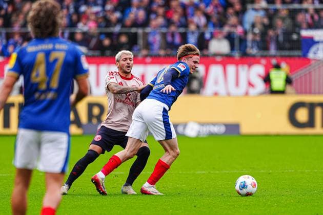 Matthias Zimmermann (Fortuna Duesseldorf, 25), Jonas Therkelsen (Holstein Kiel, 10) GER, Holstein Kiel vs. Fortuna Duesseldorf, Fussball, 2. Bundesliga, Spieltag 12, Saison 2025 2026, 09.11.2025 DFL REGULATIONS PROHIBIT ANY USE OF PHOTOGRAPHS AS IMAGE SEQUENCES AND OR QUASI-VIDEO GER, Holstein Kiel vs. Fortuna Duesseldorf, Fussball, 2. Bundesliga, Spieltag 12, Saison 2025 2026, 09.11.2025 Kiel Copyright: xEibner-Pressefoto MarcelxvonxFehrnx EP_MFN