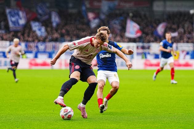 Christian Rasmussen (Fortuna Duesseldorf, 10), John Tolkin (Holstein Kiel, 47) GER, Holstein Kiel vs. Fortuna Duesseldorf, Fussball, 2. Bundesliga, Spieltag 12, Saison 2025 2026, 09.11.2025 DFL REGULATIONS PROHIBIT ANY USE OF PHOTOGRAPHS AS IMAGE SEQUENCES AND OR QUASI-VIDEO GER, Holstein Kiel vs. Fortuna Duesseldorf, Fussball, 2. Bundesliga, Spieltag 12, Saison 2025 2026, 09.11.2025 Kiel Copyright: xEibner-Pressefoto MarcelxvonxFehrnx EP_MFN