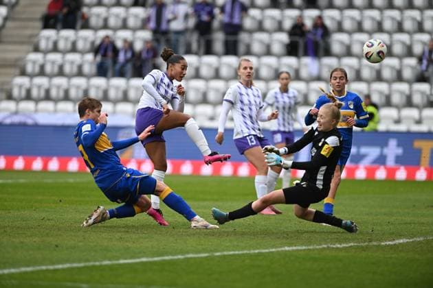 RECORD DATE NOT STATED Vanessa Fürst (8; SGS Essen) im Zweikampf mit Lisa Gora (16; FC Carl Zeiss Jena), während Jasmin Janning (1; FC Carl Zeiss Jena) den Ball abwehrt und Maike Berentzen (13; SGS Essen) aufmerksam beobachtet Torwartaktion und Zweikampf Copyright: xSpeedshotx