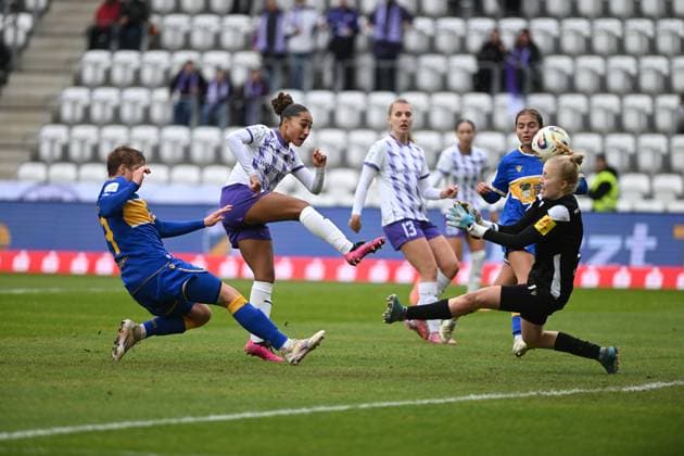 RECORD DATE NOT STATED Maike Berentzen (13; SGS Essen) mit Schuss vor Torwart, während Vanessa Fürst (8; SGS Essen) und Lisa Gora (16; FC Carl Zeiss Jena) verteidigen Schuss vor dem Torwart Copyright: xSpeedshotx
