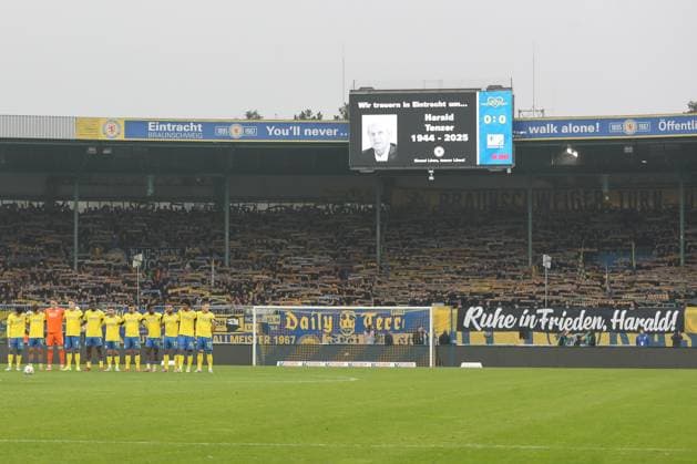 09.11.2025, xtgx, Fussball 2. Bundesliga, Eintracht Braunschweig - VfL Bochum v.l. Schweigeminute Gedenkminute Harald Tenzer (DFL DFB REGULATIONS PROHIBIT ANY USE OF PHOTOGRAPHS as IMAGE SEQUENCES and or QUASI-VIDEO) Braunschweig