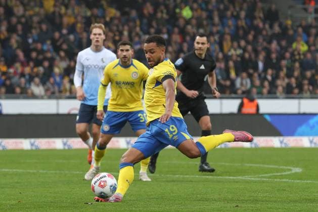 09.11.2025, xtgx, Fussball 2. Bundesliga, Eintracht Braunschweig - VfL Bochum v.l. Leon Bell Bell (Braunschweig, 19) schiesst den Ball aufs Tor, Torschuss, Schuss (DFL DFB REGULATIONS PROHIBIT ANY USE OF PHOTOGRAPHS as IMAGE SEQUENCES and or QUASI-VIDEO) Braunschweig