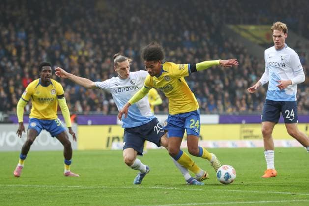 09.11.2025, xtgx, Fussball 2. Bundesliga, Eintracht Braunschweig - VfL Bochum v.l. Noah Loosli (Bochum, 20), Sidi Sane (Braunschweig, 24) Zweikampf, Duell, Kampf, tackle (DFL DFB REGULATIONS PROHIBIT ANY USE OF PHOTOGRAPHS as IMAGE SEQUENCES and or QUASI-VIDEO) Braunschweig