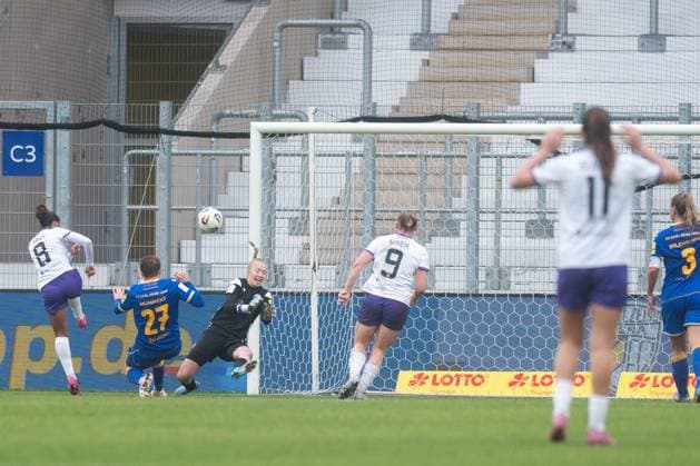 Google Pixel Frauen-Bundesliga 2025 26, 10. Spieltag am 09.11.2025 FC Carl Zeiss Jena vs SGS Essen In der Nachspielzeit scheitert Vanessa Fürst (Essen) aus kürzester Distanz an Jenas Torfrau Jasmin Janning und dabei bleibt es beim 1:1 Endstand ad hoc Arena im Ernst-Abbe