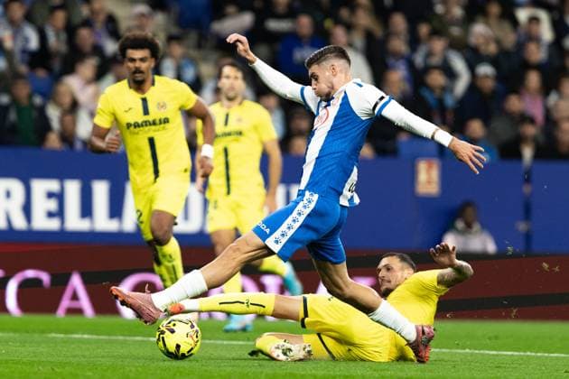 November 8, 2025, Barcelona, Barcelona, Spain: Roberto Fernadez (L) of RCD Espanyol and Rafa Marin (R) of Villareal CF seen in action during the LaLiga EA Sports match round 12 between RCD Espanyol and Villareal CF at RCDE Stadium Barcelona Spain - ZUMAs316 20251108_znp_s316_038 Copyright: xMartixSeguraxRamonedax