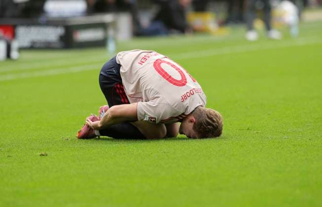 Foto : am Boden zerstört ist .... Christian Rasmussen (Fortuna) nach Zusammenprall mit Kasper Davidsen (Kiel) Fussball 2. Bundesliga , 12. Spieltag am So. 09.11.2025 Holstein Kiel - Fortuna Düsseldorf