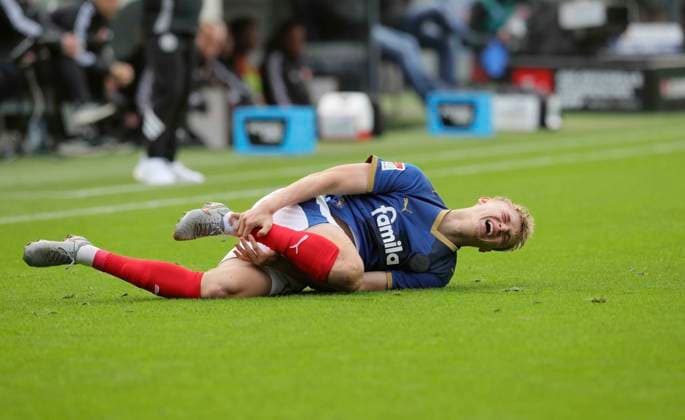Foto : am Boden zerstört ist .... Kasper Davidsen (Kiel) nach Zusammenprall mit Christian Rasmussen (Fortuna) Fussball 2. Bundesliga , 12. Spieltag am So. 09.11.2025 Holstein Kiel - Fortuna Düsseldorf