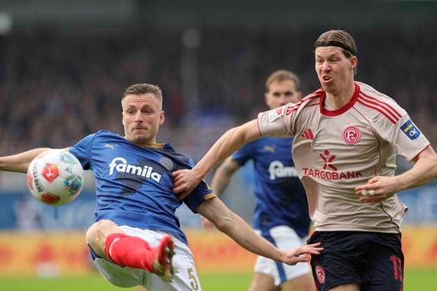 Foto : Carl Anders Johansson (Kiel) rettet gegen Cedric ITTEN (Fortuna , rechts) Fussball 2. Bundesliga , 12. Spieltag am So. 09.11.2025 Holstein Kiel - Fortuna Düsseldorf