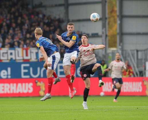 Foto : Carl Anders Johansson (Kiel) gegen Cedric ITTEN (Fortuna) Fussball 2. Bundesliga , 12. Spieltag am So. 09.11.2025 Holstein Kiel - Fortuna Düsseldorf