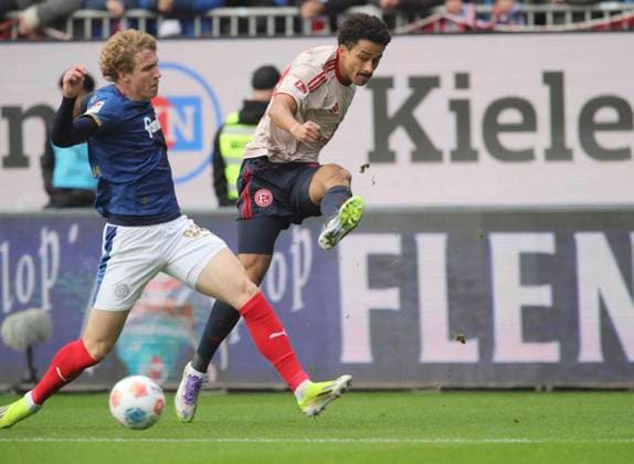 Foto : Emmanuel IYOHA (Fortuna) schiesst gegen Lasse Rosenbohm (Kiel) Fussball 2. Bundesliga , 12. Spieltag am So. 09.11.2025 Holstein Kiel - Fortuna Düsseldorf