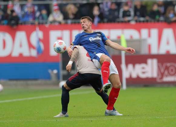 Foto : Stefan SCHWAB (Kiel) gegen Matthias ZIMMERMANN (Fortuna) Fussball 2. Bundesliga , 12. Spieltag am So. 09.11.2025 Holstein Kiel - Fortuna Düsseldorf