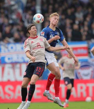 Foto : Cedric ITTEN (Fortuna) köpft gegen Kasper Davidsen (Kiel) Fussball 2. Bundesliga , 12. Spieltag am So. 09.11.2025 Holstein Kiel - Fortuna Düsseldorf