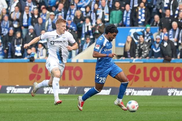 09.11.2025, xgox, Fussball - 2.Bundesliga 1.FC Magdeburg - SC Padernborn 07 emspor, v.l. Laurin Curda (Paderborn, 17), Rayan Ghrieb (Magdeburg, 29) Zweikampf, Duell, Kampf, tackle (DFL DFB REGULATIONS PROHIBIT ANY USE OF PHOTOGRAPHS as IMAGE SEQUENCES and or QUASI-VIDEO) Magdeburg
