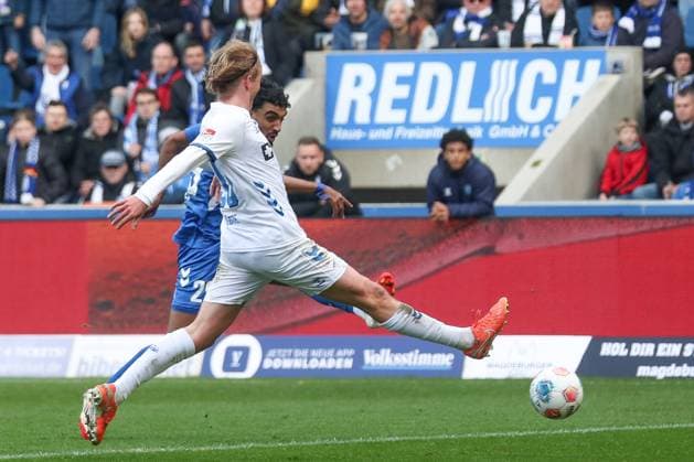09.11.2025, xgox, Fussball - 2.Bundesliga 1.FC Magdeburg - SC Padernborn 07 emspor, v.l. Laurin Curda (Paderborn, 17), Nick Meier (Magdeburg, 20) Zweikampf, Duell, Kampf, tackle (DFL DFB REGULATIONS PROHIBIT ANY USE OF PHOTOGRAPHS as IMAGE SEQUENCES and or QUASI-VIDEO) Magdeburg
