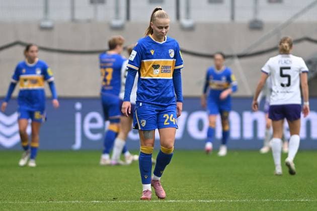 RECORD DATE NOT STATED Isabella Jaron (24; FC Carl Zeiss Jena) geht nachdenklich auf dem Spielfeld, während weitere Spieler im Hintergrund zu sehen sind Spieler nachdenklich auf dem Feld Copyright: xSpeedshotx